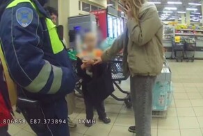 Пятилетний мальчик ушел из дома с игрушками, водой и хлебом в пластиковом контейнере