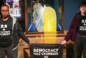 В Лондоне активисты забросали яблочным пирогом корону Британской империи