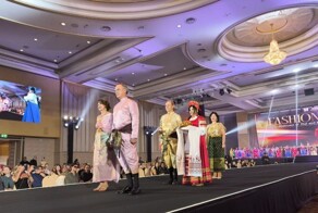 В Бангкоке впервые прошел показ традиционных костюмов Таиланда и России