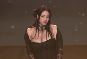 Женщина с синдромом Туретта  объявляет номинантов премии стримеров