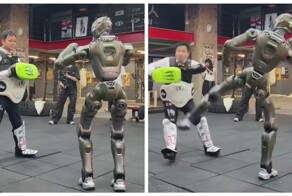 Китайский робот с легкостью сбивает мужчину с ног