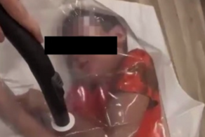 Мать года: полиция проверит блогера из Саратова, запихнувшего сына ради шутки в вакуумный мешок