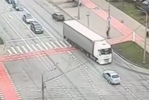 Полицейский на ходу запрыгнул в грузовик и предотвратил аварию