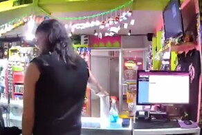 Продавец выпроводил грабительницу из магазина