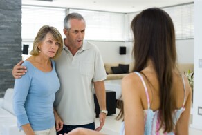 «Нормальные родители не отпустят свою дочку с билетом в один конец»: пользователи размышляют о том, нормален ли переезд в семью девушки неработающего сына-студента