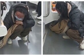 Женщина протёрла пролитый напиток собственным шарфом