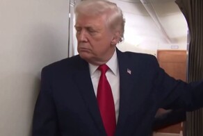 Трампа задели дверью туалета во время общения с журналистами