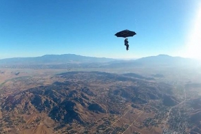 Вместо парашюта садовый зонт (3 фото+видео)