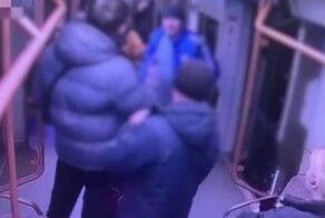 Не буди лихо: пьяный мужчина напал на пассажиров после того, как его разбудили