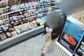 Женщина вынесла из магазина 22 банки икры