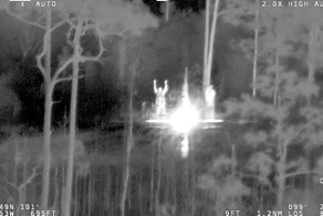 Отец с сыном застряли на болотах, кишащих аллигаторами