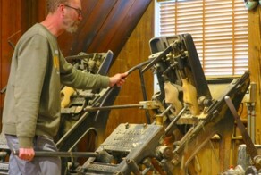 На фабрике   в Нидерландах точат деревянные башмаки с помощью зеркального фрезера