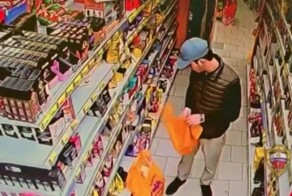 Парень украл из магазина 29 пачек кофе