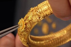 Китайский мастер работает над золотым браслетом