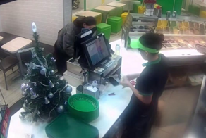 Женщина обманула сотрудницу сети фастфуда в Ленинградской области