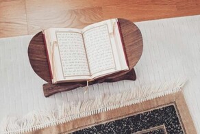 В Сургуте студенты заметили молодого мужчину, который устроил намаз прямо в стенах университета