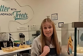 Девушка лишилась работы за непристойные жесты в адрес клиентов