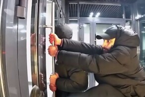 В Тюмени неизвестные выломали входную дверь подъезда в новом ЖК