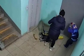 Женщина срывается на своём маленьком сыне