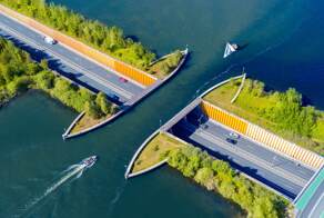 Красивый водный мост в Нидерландах