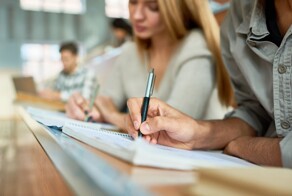 Первокурсник из Ельца попытался вонзить ручку в шею преподавателя