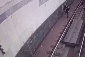 Полицейские задержали нетрезвого чудака, бегавшего по тоннелю метро в Москве