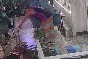 Неадекватный турист разбил стеклянную дверь и умер