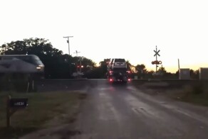 Автовоз с машинами против поезда