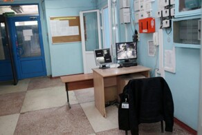 "Проверим, как охрана работает": в Петербурге мужчина спокойно пронёс в школу нож и газовый баллончик