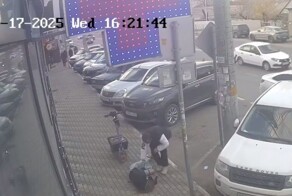 Лихач на самокате влетел в девушку на тротуаре в Новороссийске