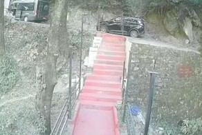 В Индии туристы едва не сорвались с обрыва из-за ошибки водителя