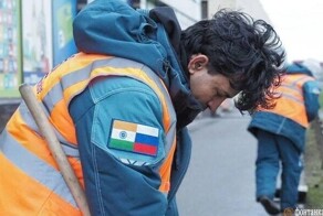 На улицы Петербурга вышли первые уборщики из Индии
