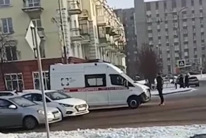 В Новокузнецке мужчина из-за разборок на дороге перегородил путь скорой