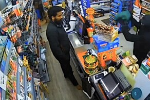 Владелец магазина отбился от грабителя лопатой