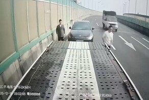 Попытка эвакуации электромобиля