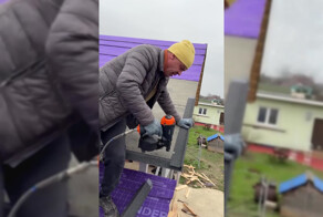 Мужчина показал процесс монтажа мягкой кровли
