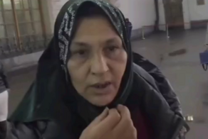 Мужчина достаёт цыганку на вокзале