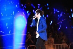 Музыкант упал со сцены во время концерта