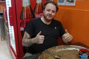 Участник конкурса по поеданию 10-килограммовой порции карри пойман на жульничестве