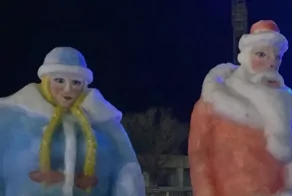 "Вырубали топором": фигуры Деда Мороза и Снегурочки разозлили жителей одного города