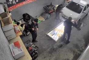 Перепутал педали и раздавил рабочего