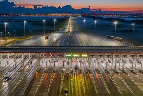 Льготный проезд для электромобилей по платным трассам продлят на 2026 год