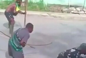 Враждующие племена развернули битву с луками на оживлённой улице