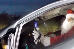 Северный полюс уже не тот!: Санту и миссис Клаус остановили за превышение скорости