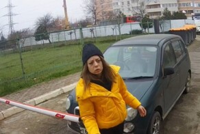 Девушка-курьер протаранила шлагбаум на въезде в коттеджный посёлок