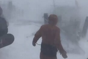 Снежная буря сбила с ног туристов в Японии