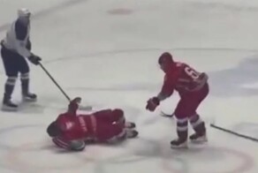 Лукашенко сбили с ног во время игры в хоккей