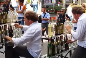 Мужчина играет на бутылках с водой