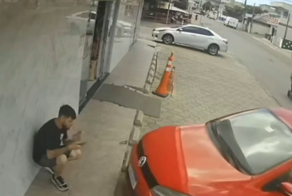 Курение на улице закончилось наездом автомобиля