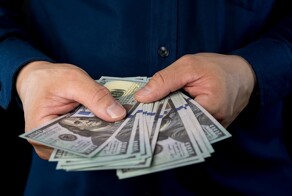 Бизнесмен из США продал бизнес и подарил сотрудникам миллионные премии